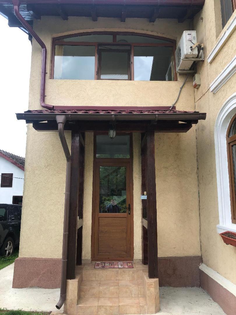 Argeselu Garden Villa - Entire Floor Apartment, Exclusive Garden Access Maracineni Exterior photo